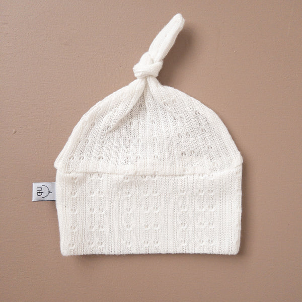 Gorrito con nudo tejido de hilo